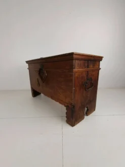 Élégant coffre en chêne du XVIIIe siècle – daté de 1756