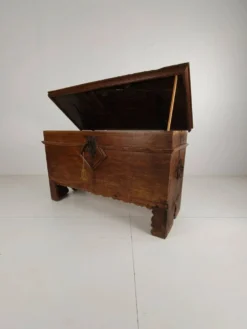 Élégant coffre en chêne du XVIIIe siècle – daté de 1756