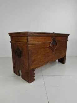 Élégant coffre en chêne du XVIIIe siècle – daté de 1756