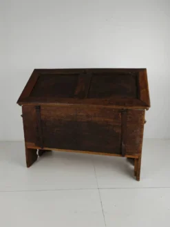 Élégant coffre en chêne du XVIIIe siècle – daté de 1756