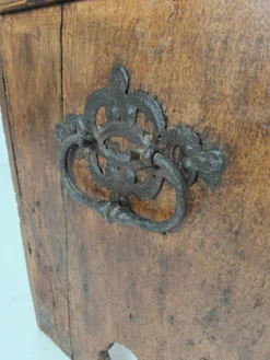 Élégant coffre en chêne du XVIIIe siècle – daté de 1756