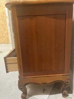 Élégante commode galbée de style Louis XV – 3 tiroirs – décor rocaille