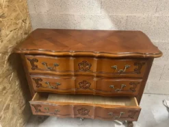 Élégante commode galbée de style Louis XV – 3 tiroirs – décor rocaille