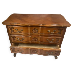 Élégante commode galbée de style Louis XV – 3 tiroirs – décor rocaille