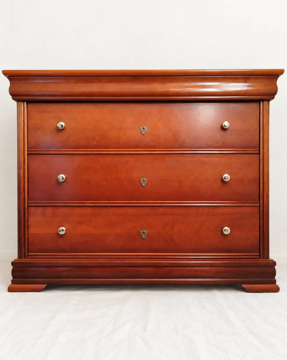 Élégante commode 3 tiroirs en bois merisier