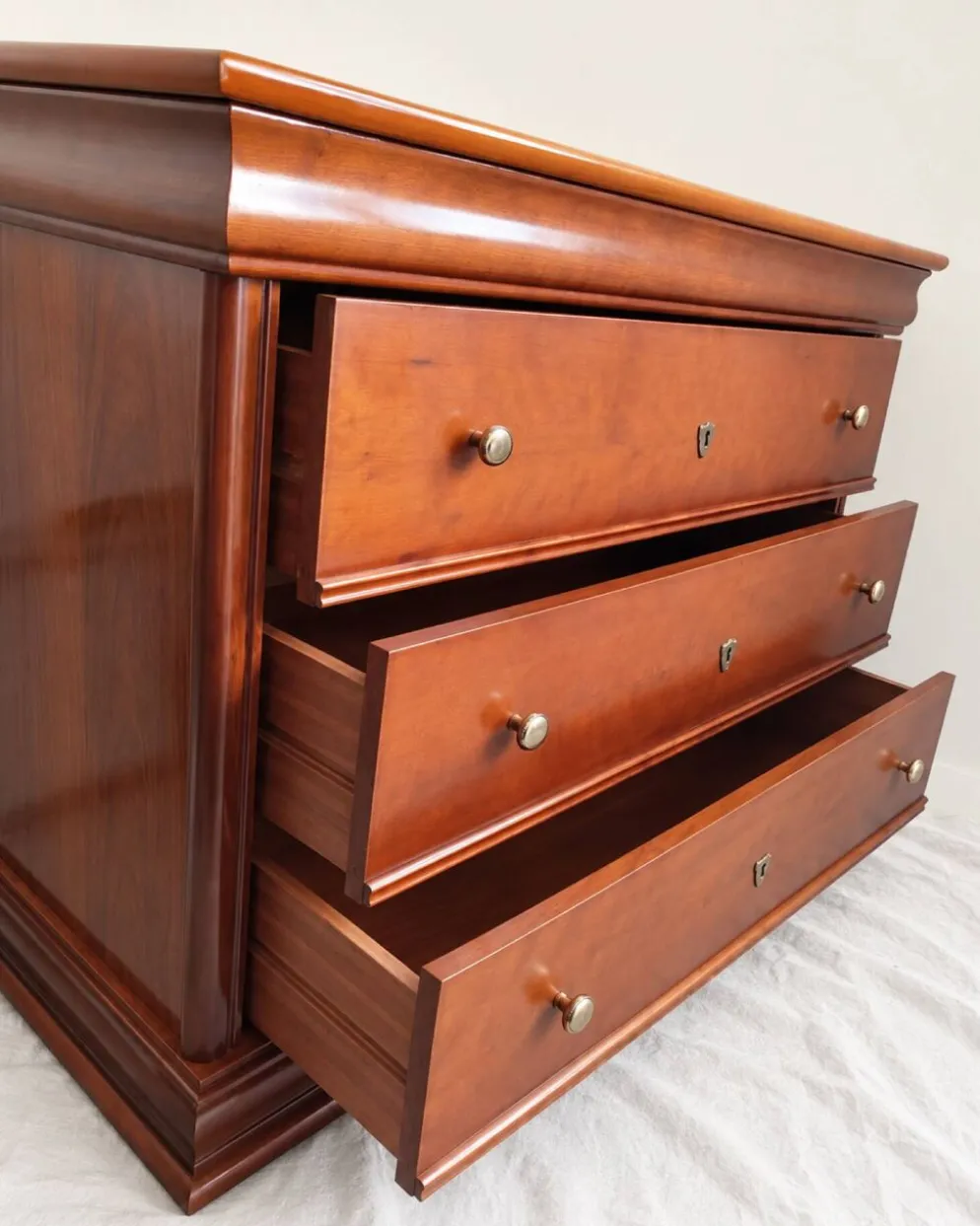 Élégante commode 3 tiroirs en bois merisier