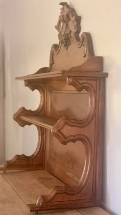 Élégante Étagère Murale Saint-Hubert Française – Noyer Sculpté, Fin XI