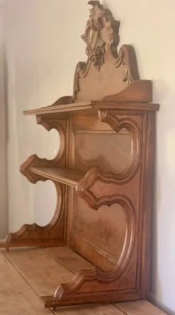 Élégante Étagère Murale Saint-Hubert Française – Noyer Sculpté, Fin XI