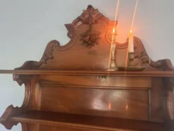 Élégante Étagère Murale Saint-Hubert Française – Noyer Sculpté, Fin XI