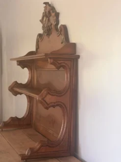Élégante Étagère Murale Saint-Hubert Française – Noyer Sculpté, Fin XI