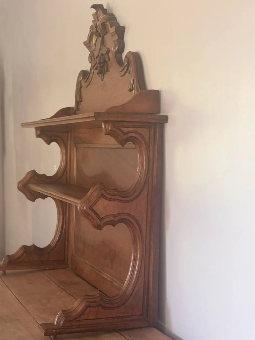 Élégante Étagère Murale Saint-Hubert Française – Noyer Sculpté, Fin XI
