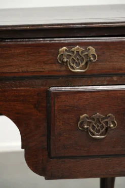Élégant lowboy en chêne anglais du XVIIIe siècle avec une apparence luxueuse.