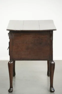 Élégant lowboy en chêne anglais du XVIIIe siècle avec une apparence luxueuse.