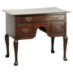 Élégant lowboy en chêne anglais du XVIIIe siècle avec une apparence luxueuse.