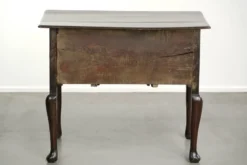 Élégant lowboy en chêne anglais du XVIIIe siècle avec une apparence luxueuse.