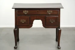 Élégant lowboy en chêne anglais du XVIIIe siècle avec une apparence luxueuse.