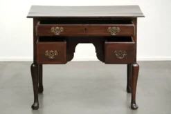 Élégant lowboy en chêne anglais du XVIIIe siècle avec une apparence luxueuse.