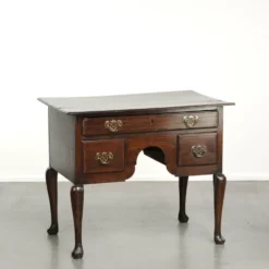 Élégant lowboy en chêne anglais du XVIIIe siècle avec une apparence luxueuse.