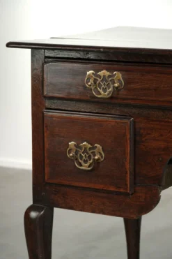 Élégant lowboy en chêne anglais du XVIIIe siècle avec une apparence luxueuse.