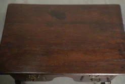 Élégant lowboy en chêne anglais du XVIIIe siècle avec une apparence luxueuse.
