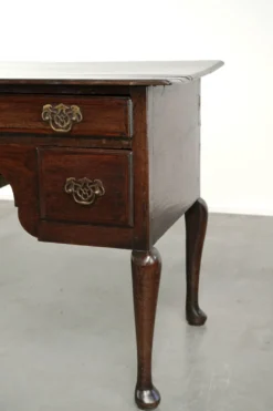 Élégant lowboy en chêne anglais du XVIIIe siècle avec une apparence luxueuse.