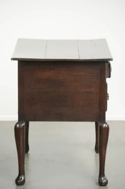 Élégant lowboy en chêne anglais du XVIIIe siècle avec une apparence luxueuse.