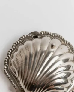 Élégant sucrier vintage en forme de coquillage en argent des années 1960 avec cuillère.