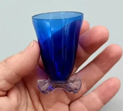 7 élégants verres à liqueur anciens en cristal multicolores vintage