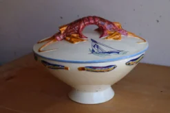 Légumier couvert en céramique à décor marin peint – plat à homar
