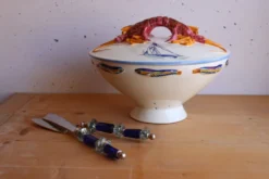 Légumier couvert en céramique à décor marin peint – plat à homar