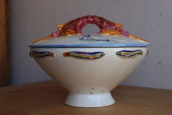 Légumier couvert en céramique à décor marin peint – plat à homar