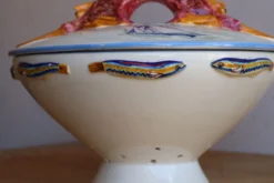 Légumier couvert en céramique à décor marin peint – plat à homar