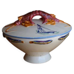 Légumier couvert en céramique à décor marin peint – plat à homar