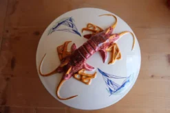 Légumier couvert en céramique à décor marin peint – plat à homar