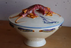 Légumier couvert en céramique à décor marin peint – plat à homar