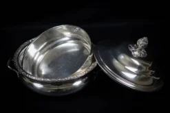 Légumier en métal argenté avec son plateau assorti – poinçonné