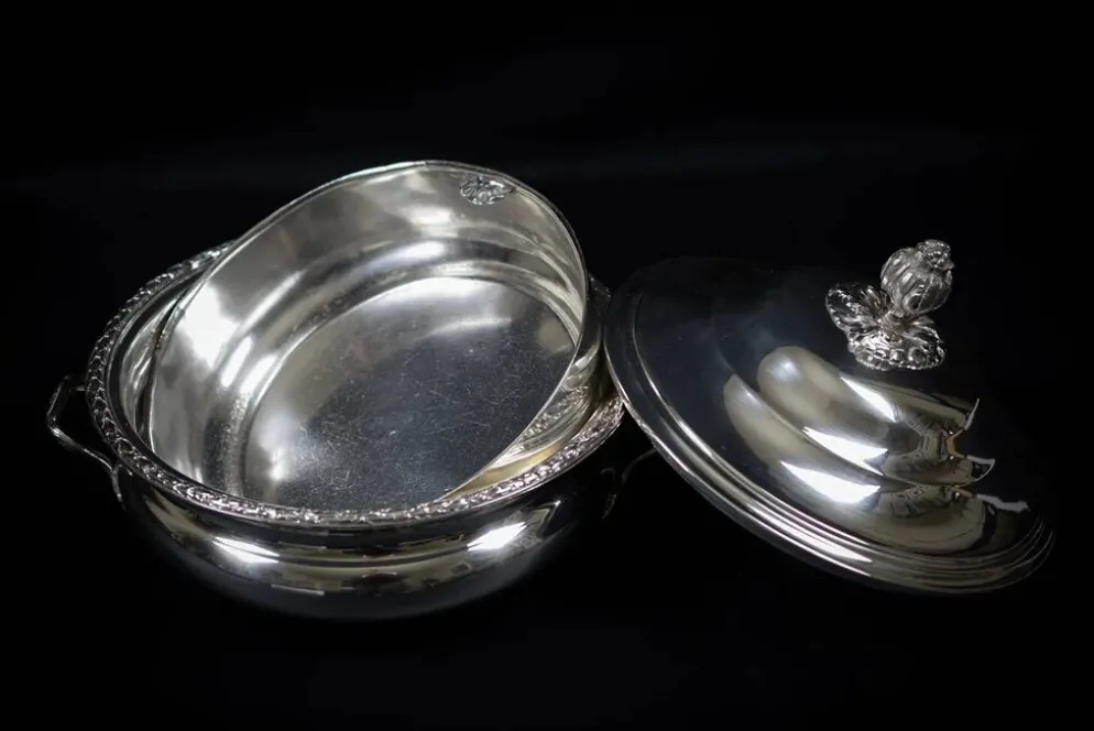 Légumier en métal argenté avec son plateau assorti – poinçonné