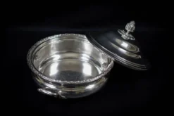 Légumier en métal argenté avec son plateau assorti – poinçonné