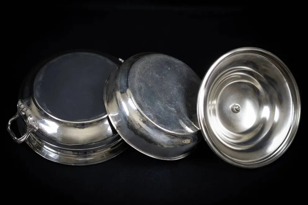 Légumier en métal argenté avec son plateau assorti – poinçonné