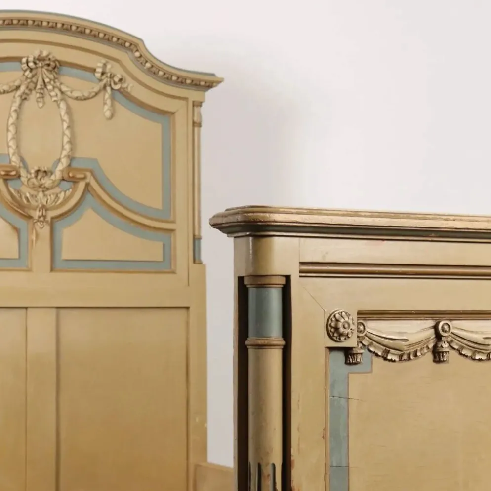 Lit ancien de style néoclassique en hêtre laqué, manufacture Luigi Gatti, XXe siècle
