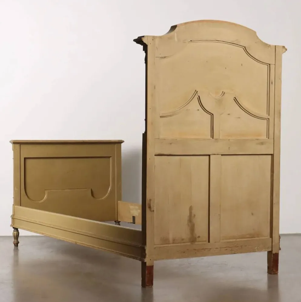 Lit ancien de style néoclassique en hêtre laqué, manufacture Luigi Gatti, XXe siècle