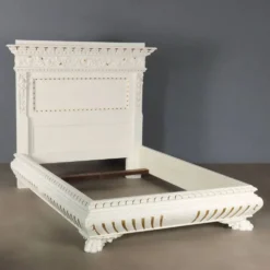 Lit ancien de style néo-Renaissance en peuplier sculpté, XXe siècle