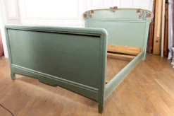 Lit Art Nouveau en bois sculpté et peint, Pavots / Coquelicots, Circa 1900