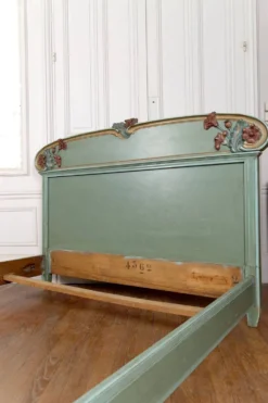 Lit Art Nouveau en bois sculpté et peint, Pavots / Coquelicots, Circa 1900