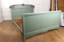 Lit Art Nouveau en bois sculpté et peint, Pavots / Coquelicots, Circa 1900