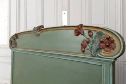 Lit Art Nouveau en bois sculpté et peint, Pavots / Coquelicots, Circa 1900