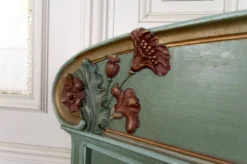 Lit Art Nouveau en bois sculpté et peint, Pavots / Coquelicots, Circa 1900