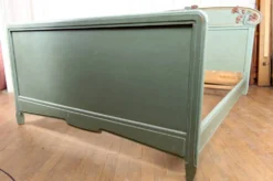 Lit Art Nouveau en bois sculpté et peint, Pavots / Coquelicots, Circa 1900