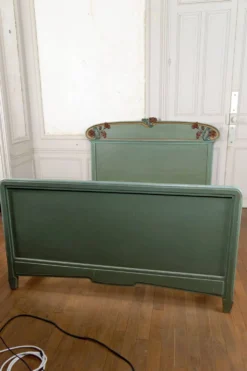 Lit Art Nouveau en bois sculpté et peint, Pavots / Coquelicots, Circa 1900
