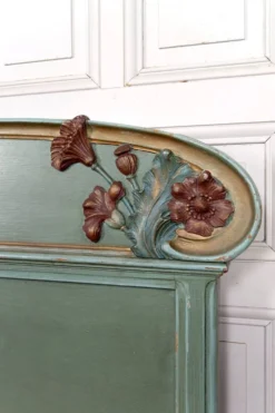 Lit Art Nouveau en bois sculpté et peint, Pavots / Coquelicots, Circa 1900